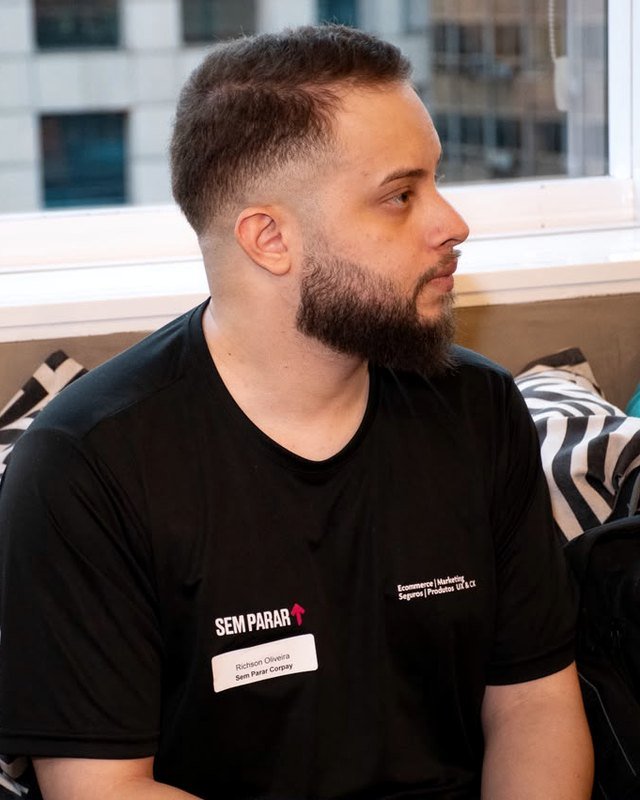 Richson, estrategista de SEO e GEO, em evento do Sem Parar